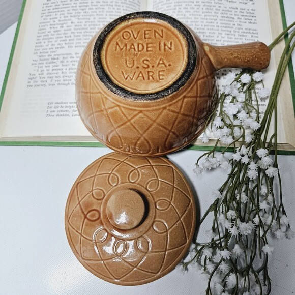 Vintage USA Stoneware Lidded Pottery Soup Chili Bean Crock Caramel Etched Handle - Picture 8 of 10